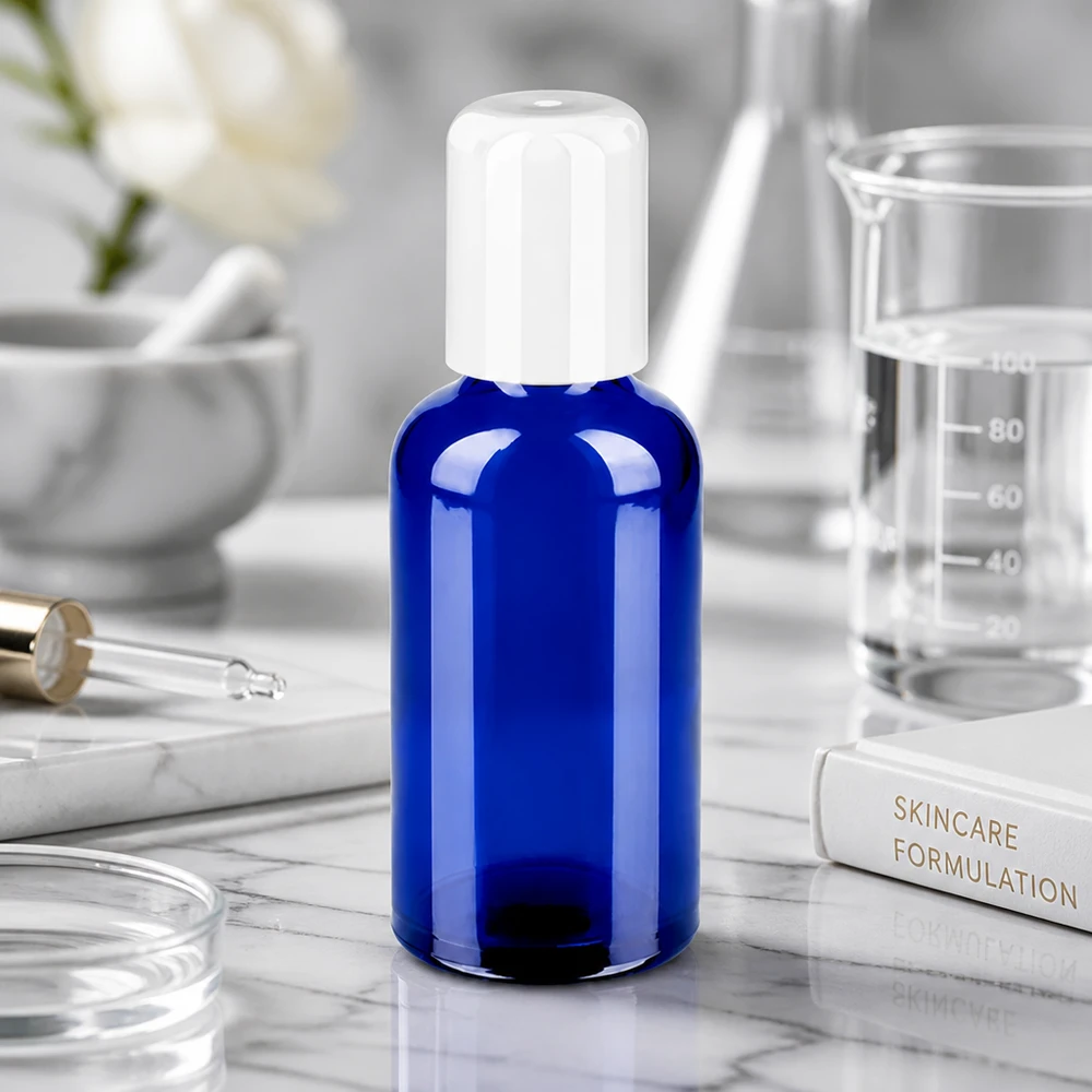 Kompakt 50 ml roll-on-flaska i elegant koboltblå färg för mobil applicering av hudvård och serum