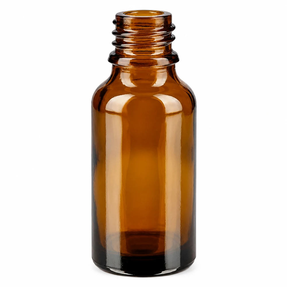 20 ml brun apoteksflaska med hög form ApoGlas tom utan lock på vit bakgrund