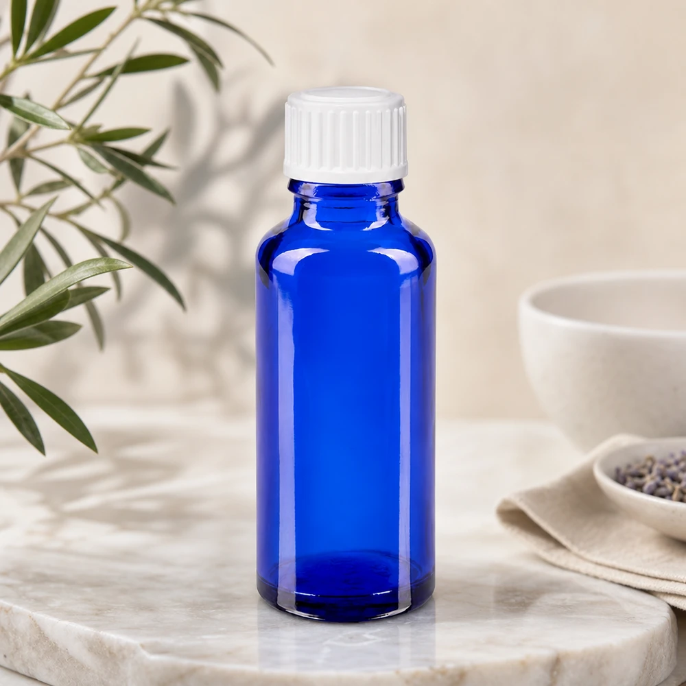 Apoteksflaska blå 30ml skruvkork vit standard Cylindrisk 30 ml apoteksflaska i koboltblått med vit standardkork, 11 mm