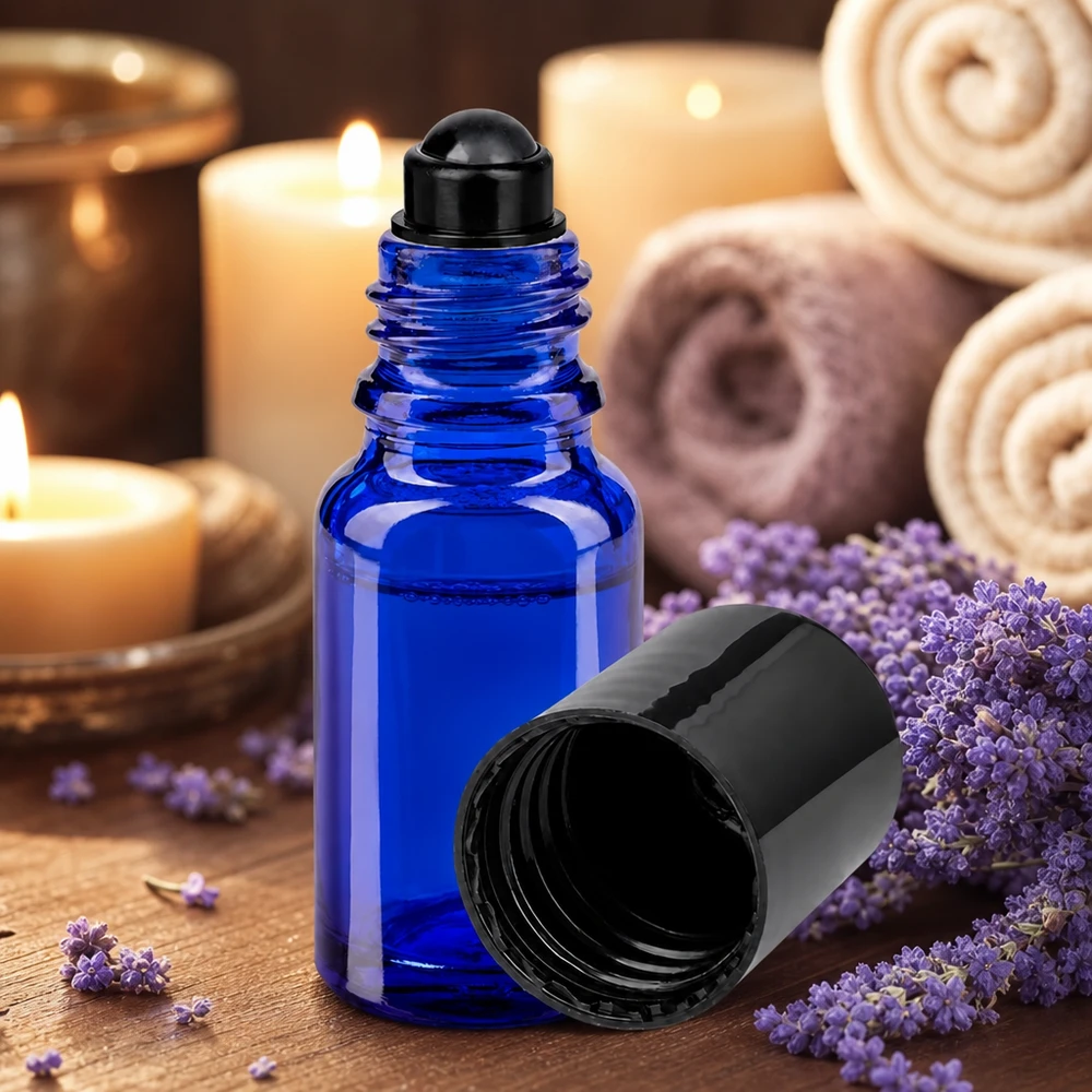 Apoteksflaska blå 10ml roll-on lock svart Blå 10 ml ApoGlas-roll-on-flaska med lavendel och ljus i en avslappnande spa-atmosfär