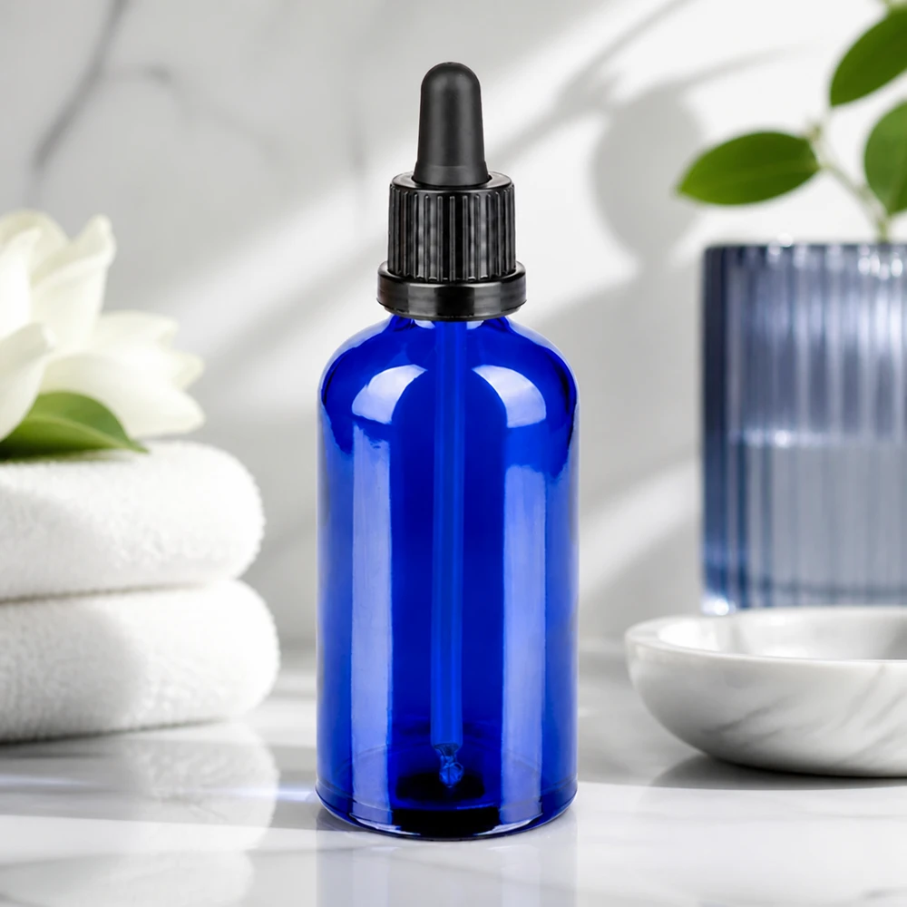 Elegant blå glasflaska 100 ml med svart pipett för snygg produktpresentation