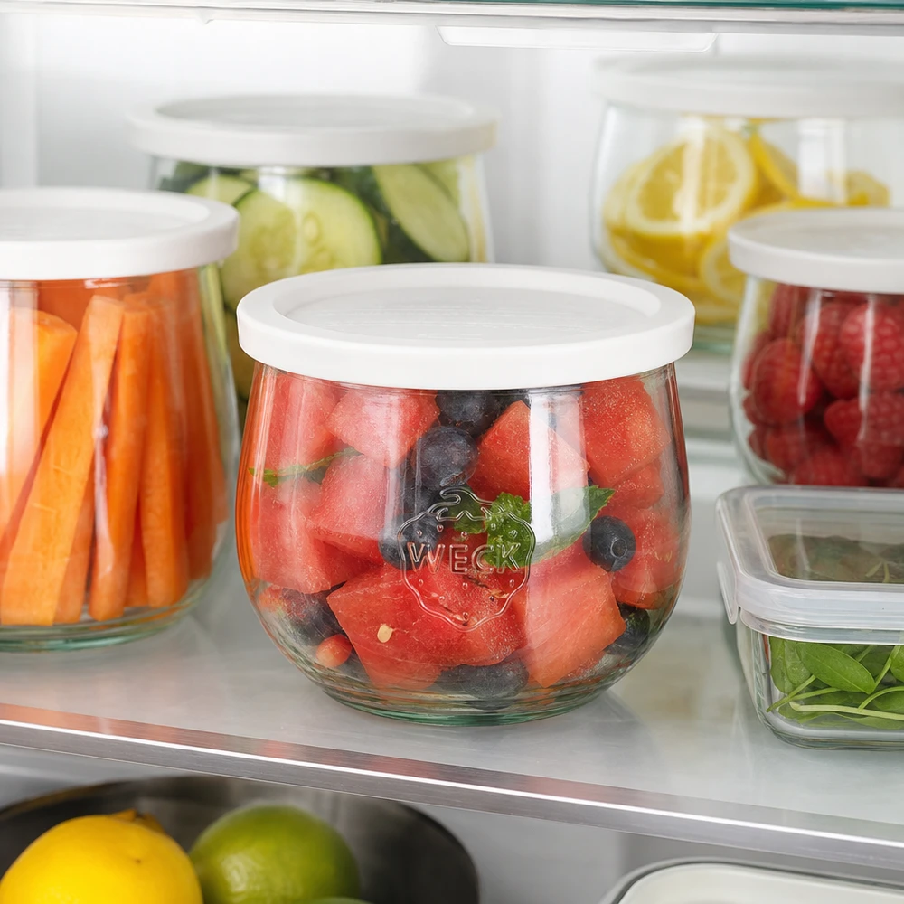 580ml tulpanburk med lock för färskhet WECK RR100 WECK tulpanburk 580ml RR100 i kylskåpet med fruktsallad gjord på vattenmelon och bär som en fräsch lösning för att förbereda måltider