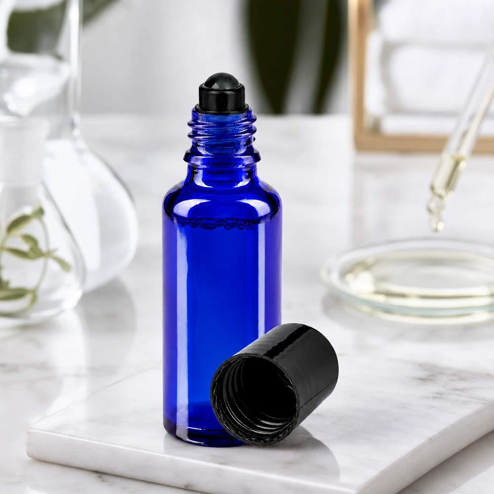 Koboltblå glasflaska på 30 ml med svart roll-on-munstycke och avtagbart skruvlock