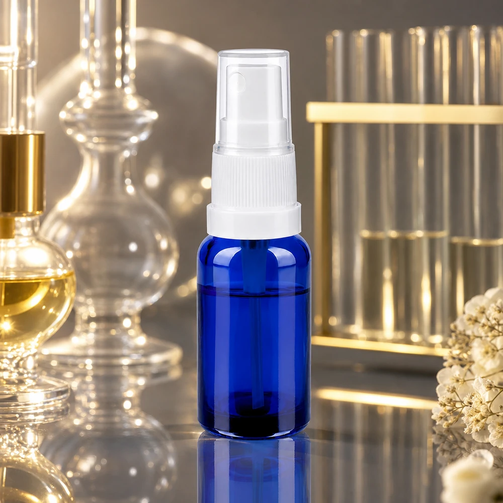 Kompakt 20 ml sprayflaska av högkvalitativt blått glas med ergonomiskt vitt sprayfäste