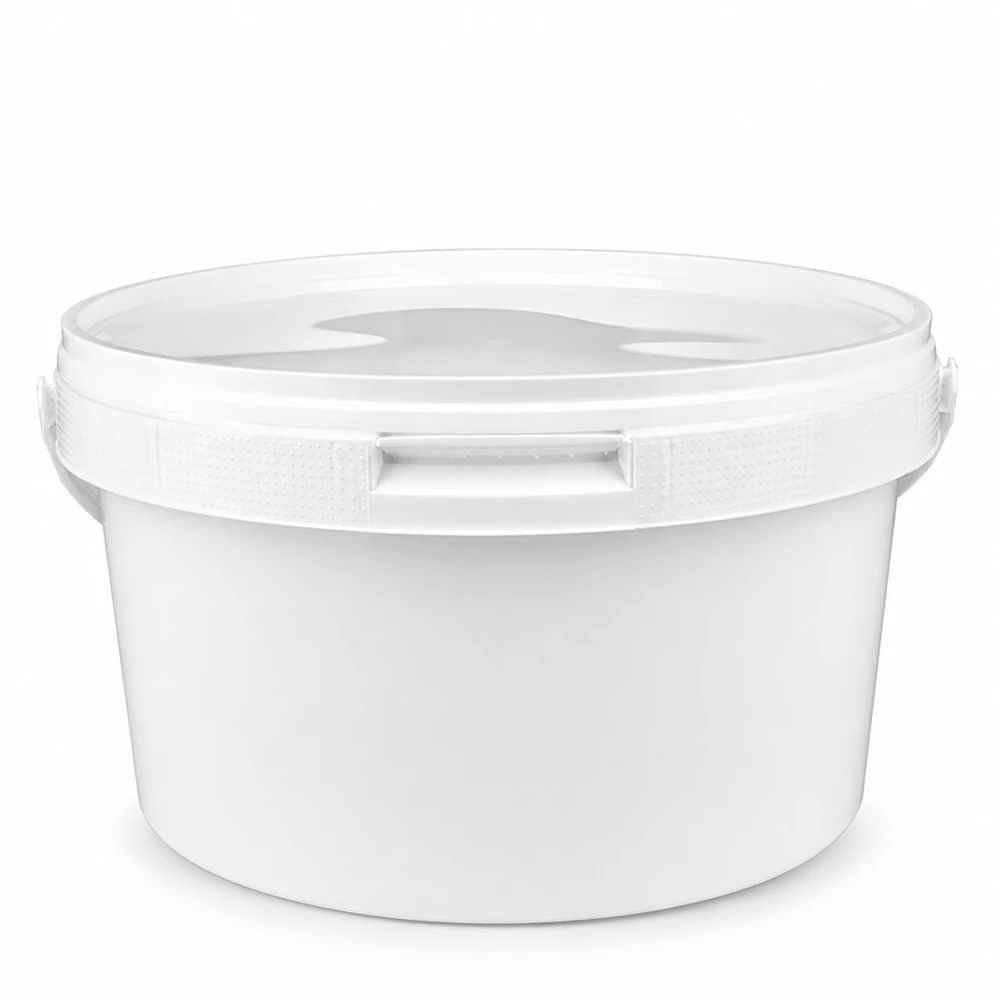 3,5-liters hink i vit polypropenplast med lock Vit plasthink på 3,5 liter med lock, tillverkad av PP-plast, livsmedelsgodkänd och stapelbar