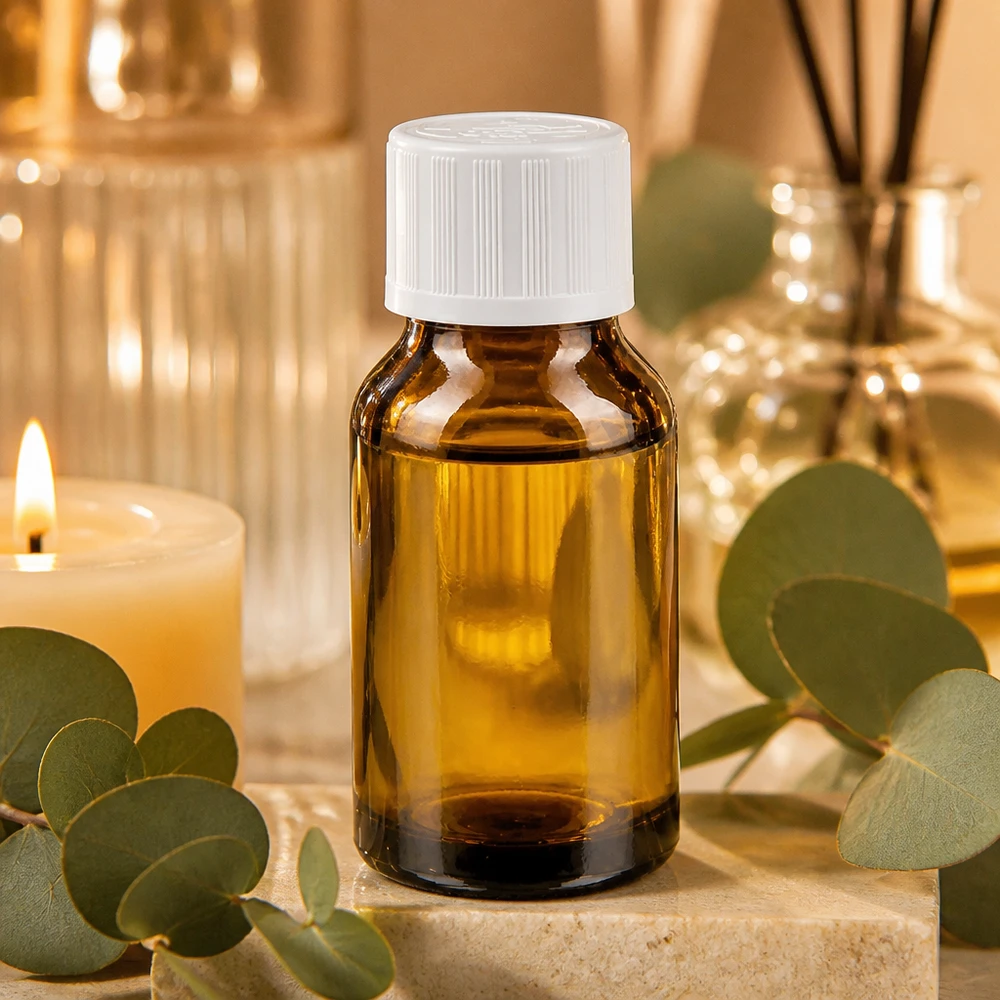 En bärnstensfärgad apotekarflaska på 30 ml med vitt KiSi-lock och eterisk olja på natursten