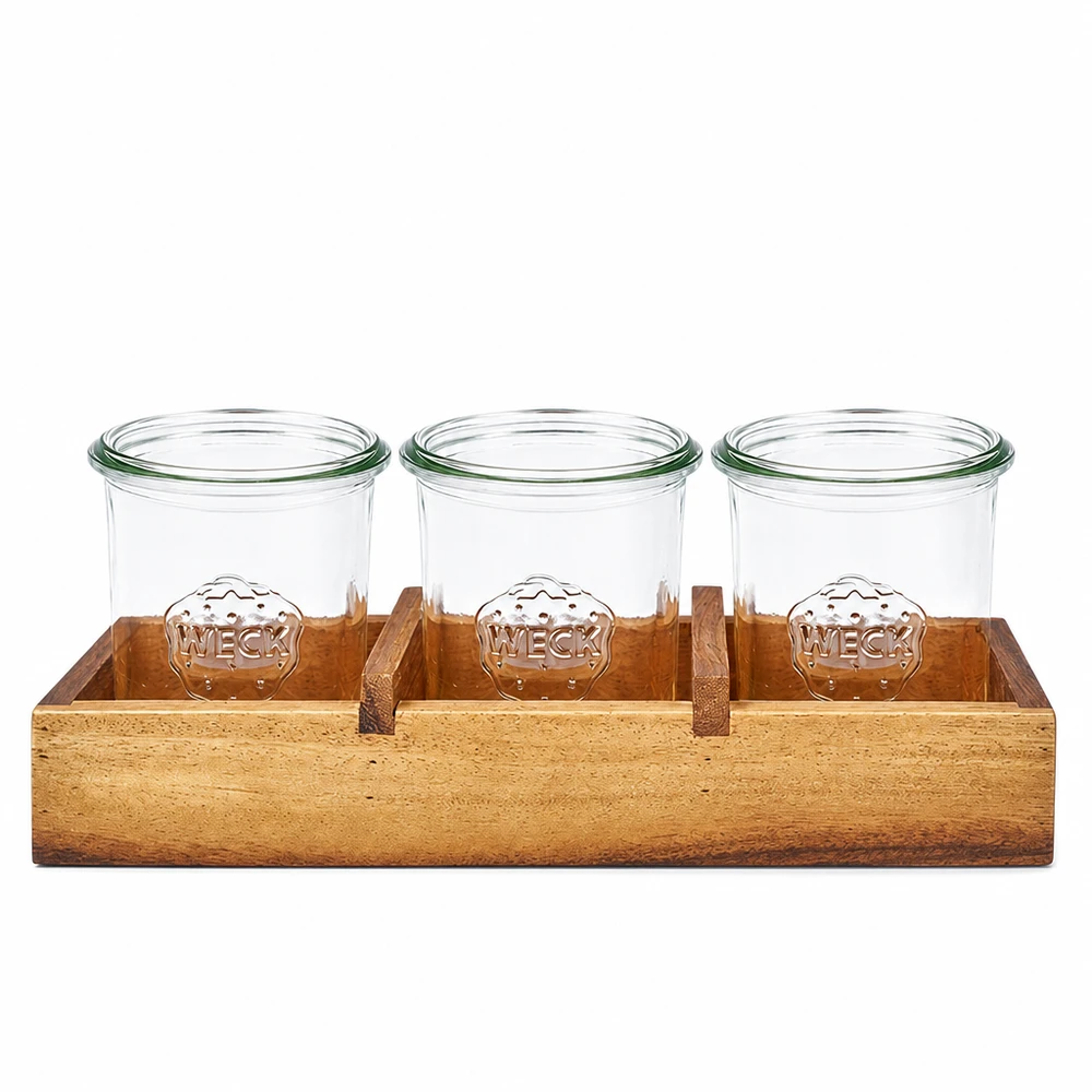 Serveringsbricka Box3 av akaciaträ för 3 WECK tumblers. WECK burkar i akaciaträ serveringsbräda box3 framifrån tre tumblers i trähållare naturkorn