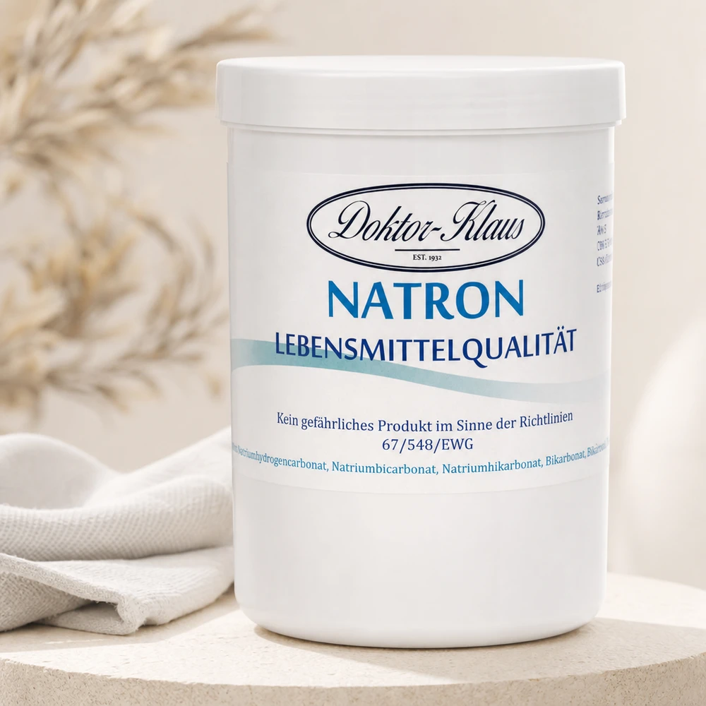 Bakpulver 1kg Doktor Klaus Doktor Klaus Natron 1kg mit luftdichtem Verschluss neben naturfarbenem Geschirrtuch