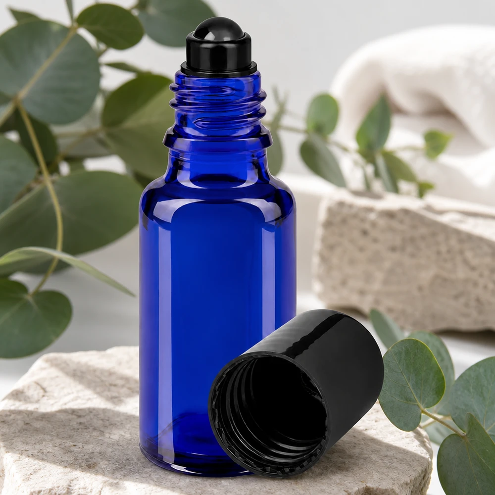 Apoteksflaska blå 20ml roll-on lock svart Blå 20 ml roll-on-flaska i apotekerglas med svart kulspets och öppet lock