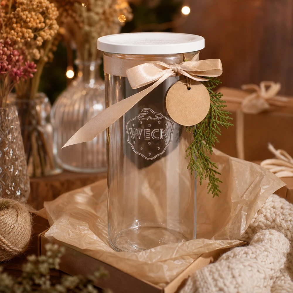 1500ml Krossade glasögon med lock WECK RR100 WECK 1500 ml RR100-glas dekorerade för jul med ett rosetthänge och en grankvist som en presentidé