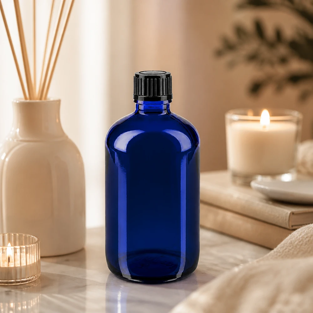 Apoteksflaska blå 100ml skruvkork svart standard Koboltblå apotekarflaska, 100 ml, med svart droppkork på marmorunderlägg