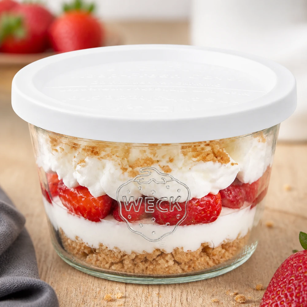 WECK 370ml RR100 murarburk med jordgubbs- och grädddessert och grahamskaksbotten som en lagrad dessert med vitt lock