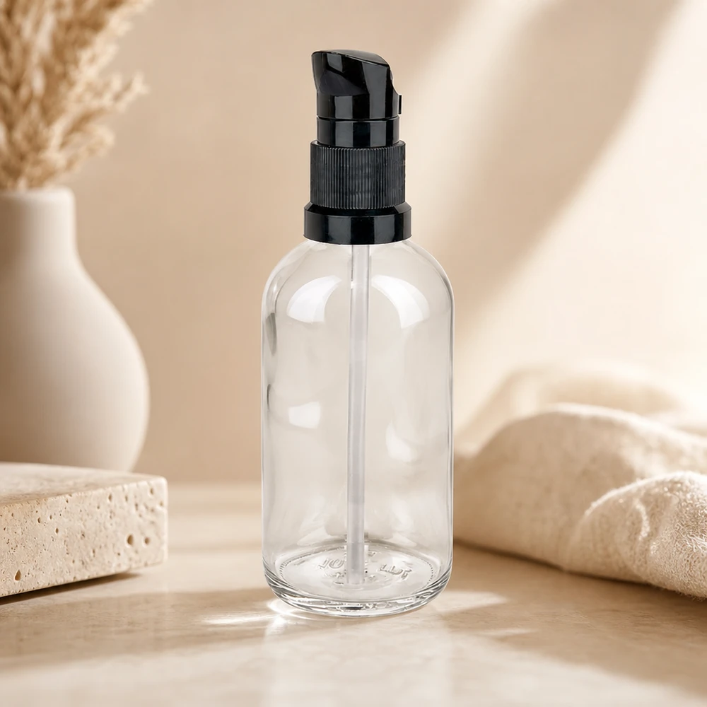 Tom 100 ml flaska i klart glas med svart doseringspump, ClearLine UT18, påfyllningsbar kosmetikflaska