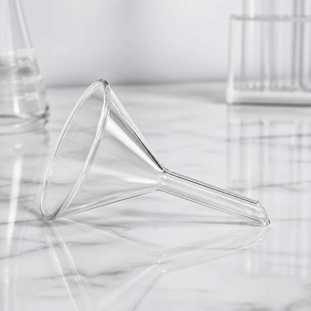 Tratt ø50mm soda lime, vinkel 60°, kort modell Kort glastratt med 50 mm diameter tillverkad av robust soda-lime-glas för laboratoriearbete