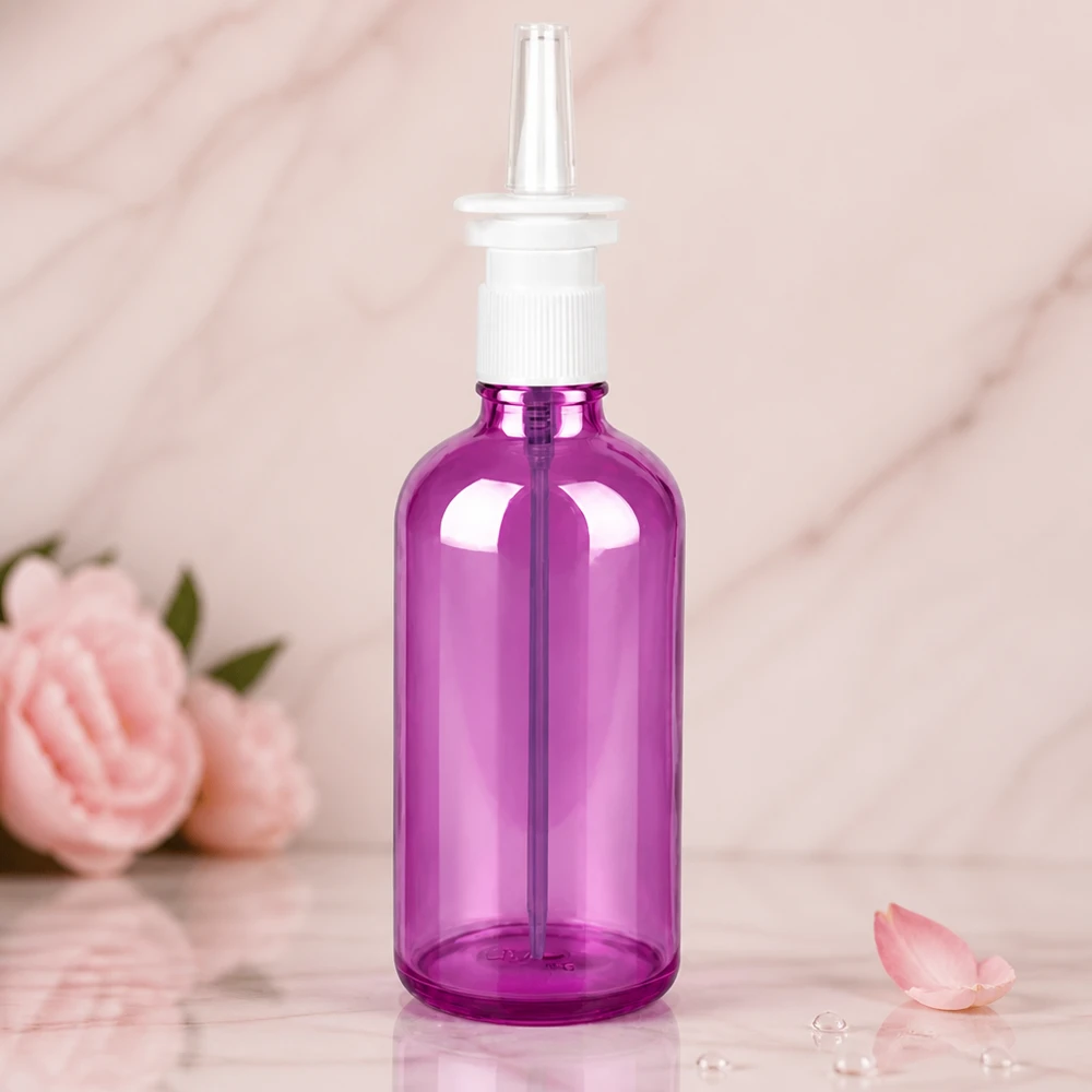 Elegant lila nässprayflaska med ergonomisk design och exakt sprayhuvud för 100 ml innehåll