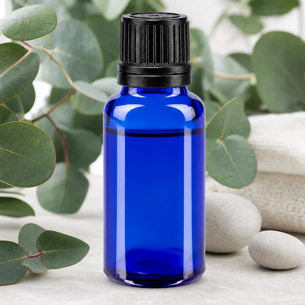 Apoteksflaska blå 20ml droppflaska vit 0,8mm standard Cylindrisk 20 ml ApoGlas-droppflaska i kungsblått med räfflat skruvlock framför eukalyptusgrenar