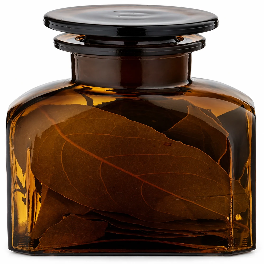 Idé för ett kryddburk i glas: Fyrkantig apotekarflaska 150 ml med vid hals, brunt glas inkl. glaspropp Fyrkantig apotekarflaska, 150 ml, med vid hals, i brunt glas, fylld med lagerblad