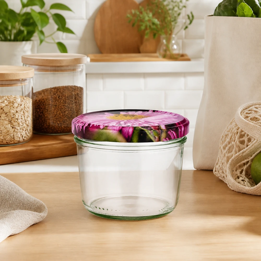 230ml Krossade glasögon + BasicSeal lock blommig design UNiTWIST Sturzglas 230ml leer mit rosa Blütendeckel in natürlicher Küchenumgebung, umgeben von Vorratsgläsern und Pflanzen