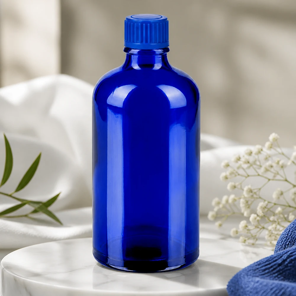 Elegant 100 ml glasflaska i djupblått med ergonomisk design för professionell användning