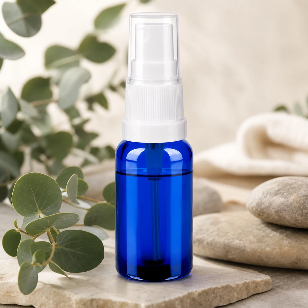 20 ml sprayflaska i elegant koboltblå färg med vitt sprayhuvud för exakt dosering