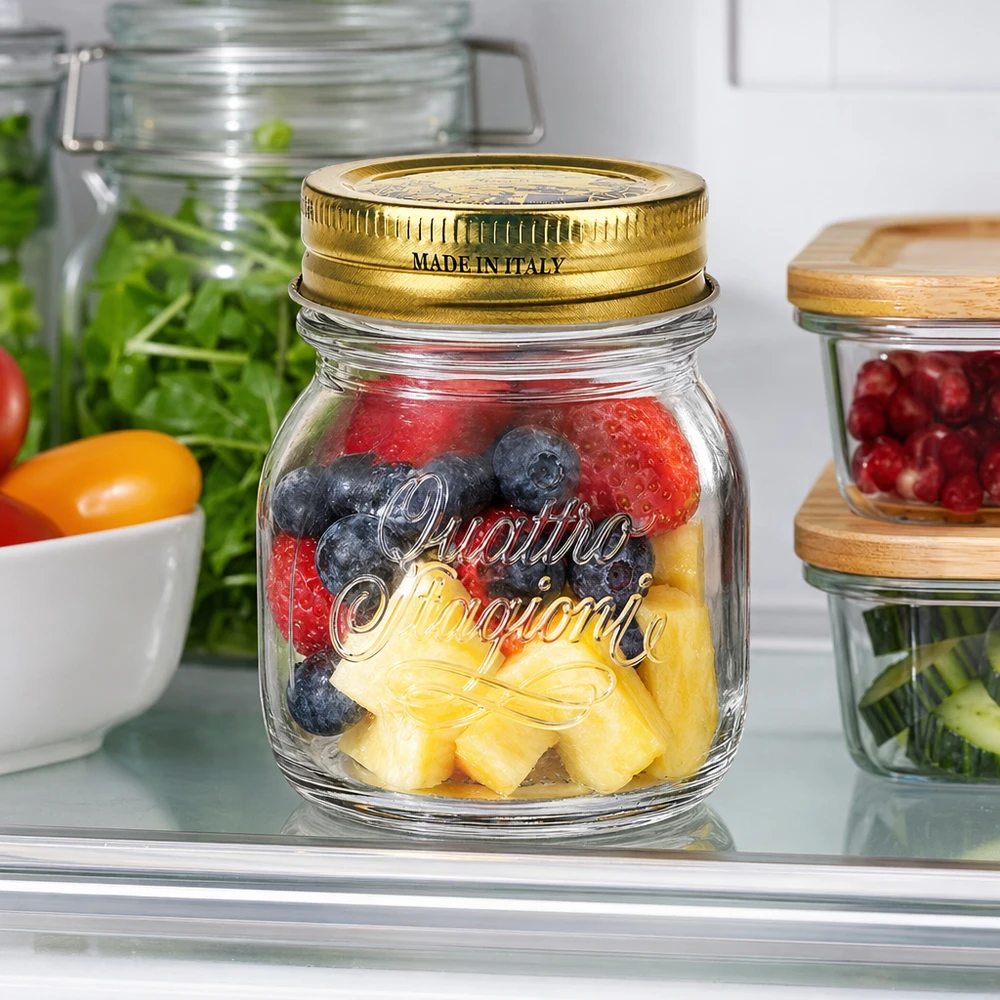 150 ml rund burk "Quattro Stagioni" med lock 150 ml runt glas Quattro Stagioni med gyllene lock fyllt med bär och ananas i kylen