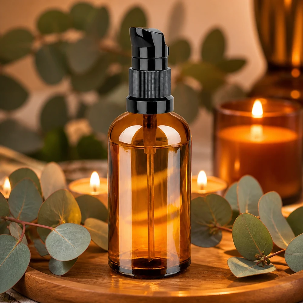 100ml pumpflaska svart standardlock BrownLine UT18/100 100 ml pumpflaska i bärnstensfärgat glas med svart dispenser för högkvalitativ hudvård