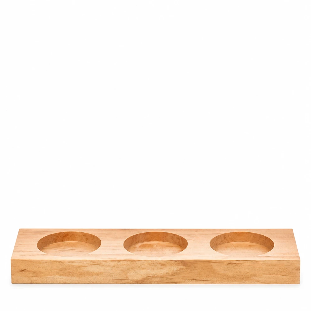 Serveringsbricka Plano3 för 3 WECK-burkar Plano3 serveringsbräda i trä med tre runda utskärningar för WECK-glas på en vit bakgrund