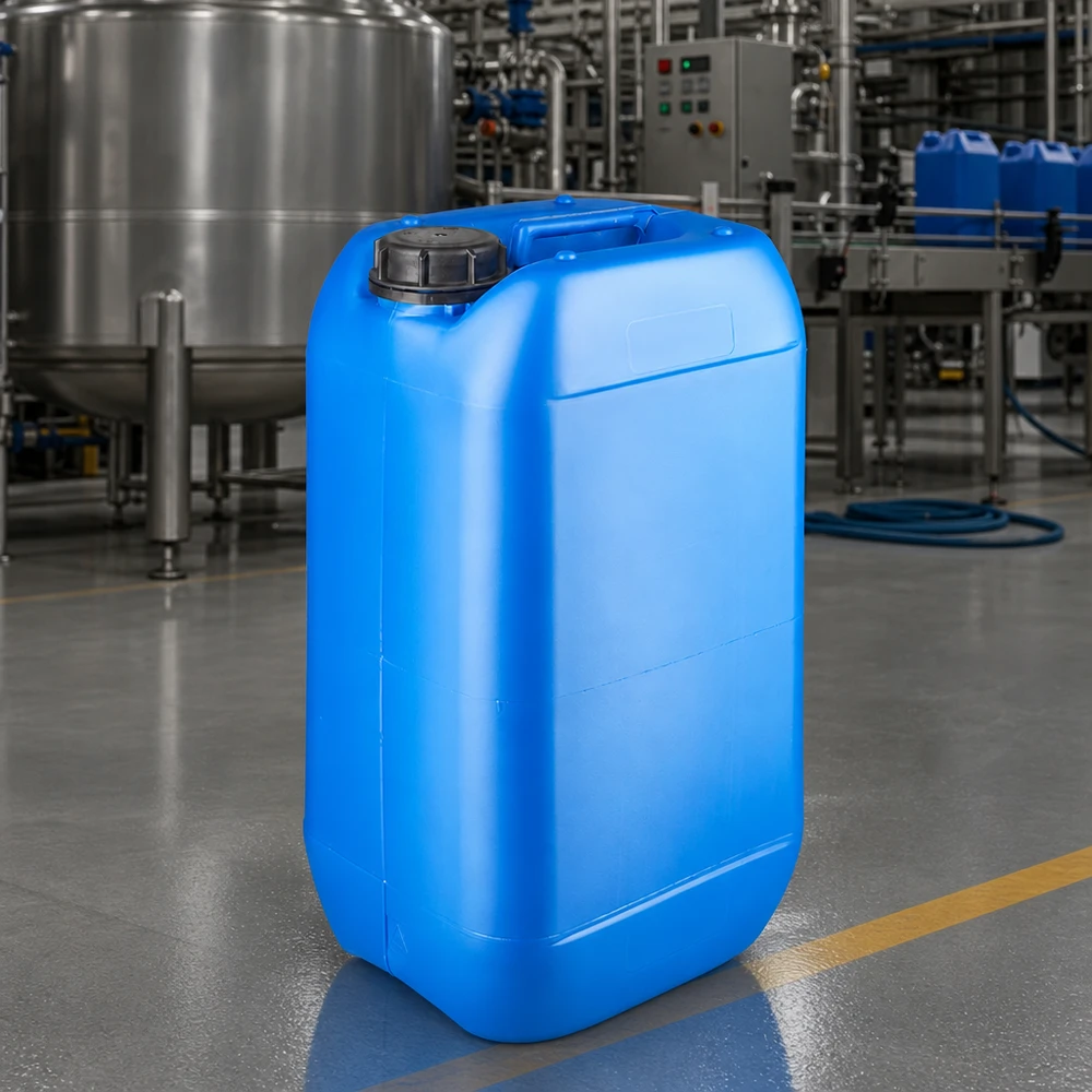Stapelbar industrikanister på 15 liter, blå, med skruvlock i en modern produktionsanläggning