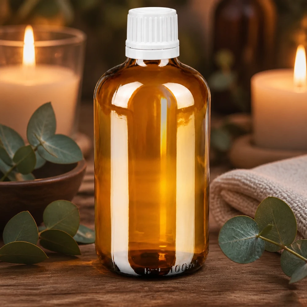 Brunglasflaska med droppspets, 100 ml, med barnsäker vit originalförslutning på ett träbord