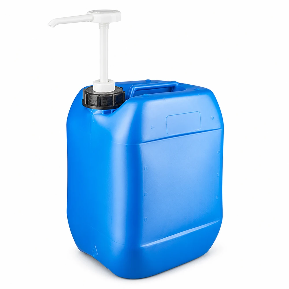 Dunk 10 liter blå med doseringspump Blå 10-liters plastdunk med vit doseringspump mot vit bakgrund