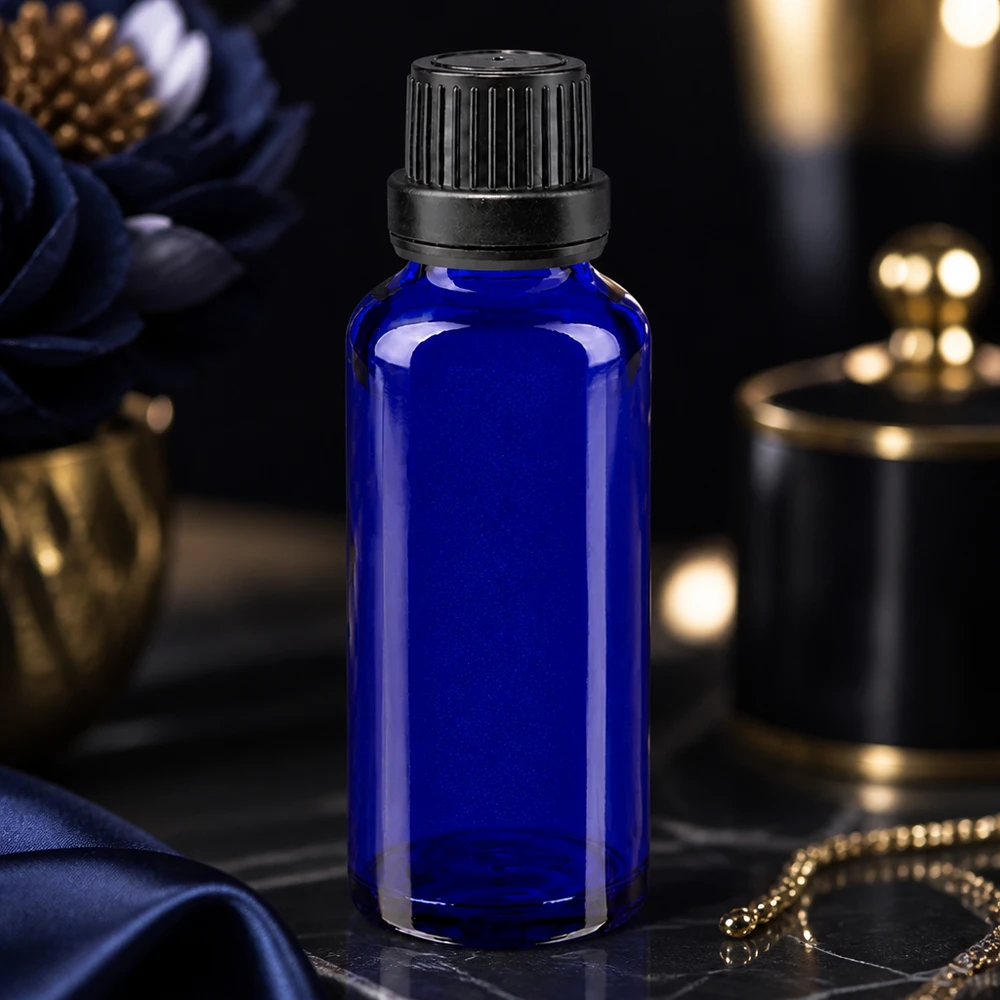 Apoteksflaska blå 30ml skruvkork svart manipuleringssäker förslutning Elegant 30 ml apotekarflaska i koboltblått med barnsäker skruvkork i svart, 11 mm