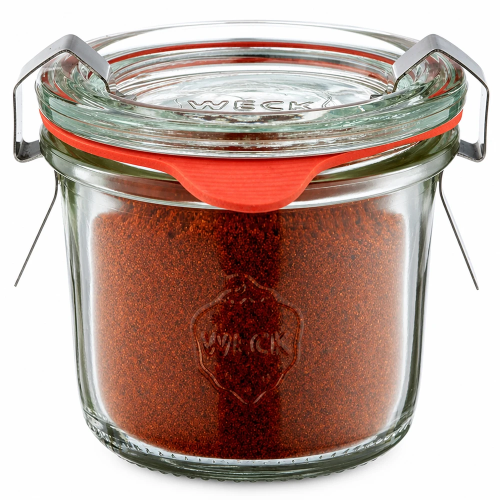 Idé för en kryddburk i glas: WECK mini-burk 80 ml WECK Mini-burk 80 ml fylld med röd paprikapulver och glaslock med klämmor
