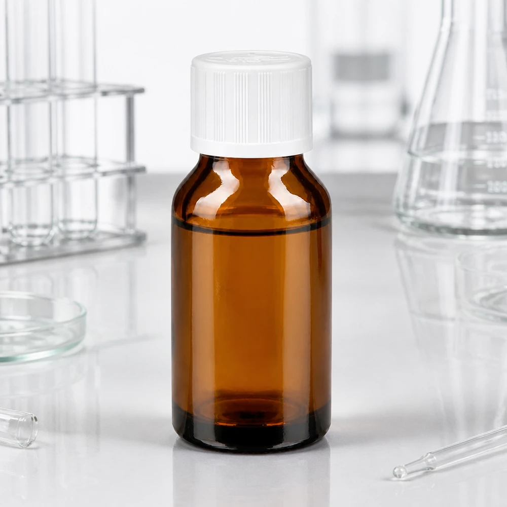 30 ml medicinflaska av brunt glas med vitt KiSi-skruvlock och 1,2 mm droppmunstycke i laboratoriet