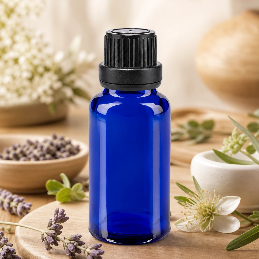 Apoteksflaska blå 20ml skruvlock svart tätningsinsats manipuleringssäker förslutning Liten blå glasflaska på 20 ml med svart barnsäkerhetslock för naturkosmetik