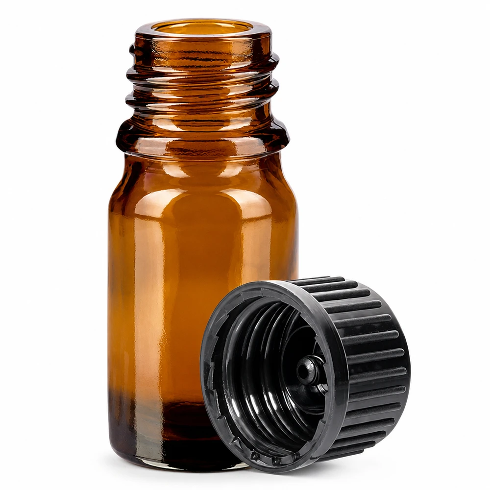 Liten 5ml apoteksflaska av brunt glas med räfflat lock för medicinering
