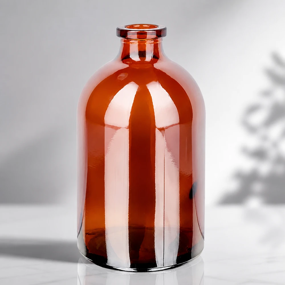Injektionsflaska av bärnstensfärgat glas 100ml Sterile Glasflasche 100ml in Bernsteinfarbe mit charakteristischer Apothekerflasche-Silhouette