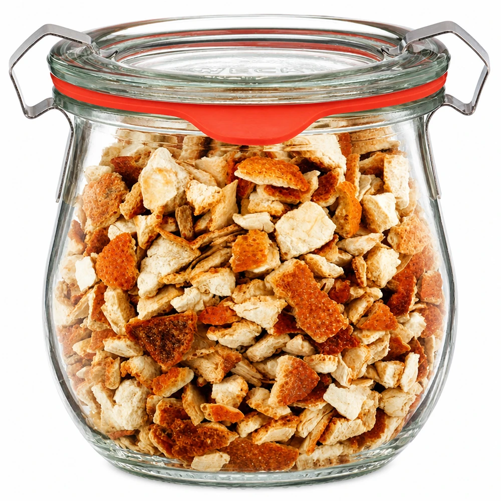 Idé för ett kryddburk i glas: Glasburk WECK tulpanformad 220 ml WECK-tulpanburk 220 ml fylld med kryddörter Glasburk med röd gummiring och klämmor