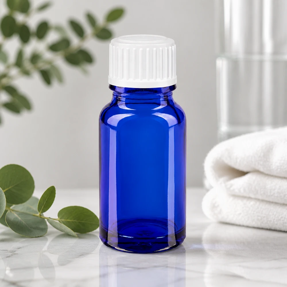 Apoteksflaska blå 10ml skruvkork vita globules standard Liten blå apoteksflaska på 10 ml av borosilikatglas med vit droppkork