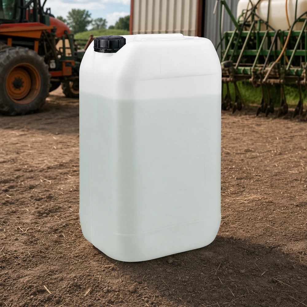 En 15-liters jordbruksdunk med originalförslutning på en åker framför en traktor