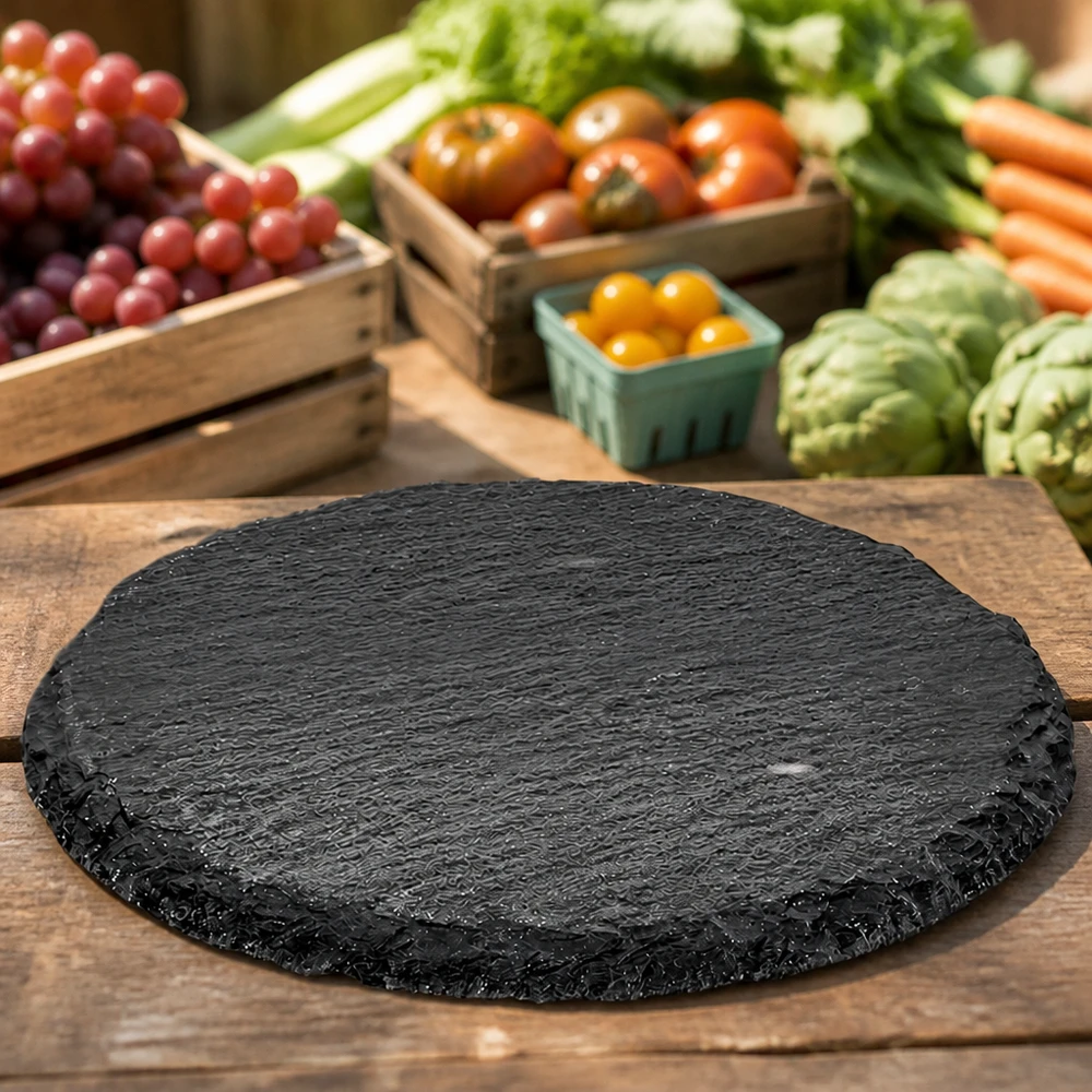 Rund skifferplatta 15 cm mellan färska grönsaker och frukt som en naturlig serveringsyta för ost och snacks