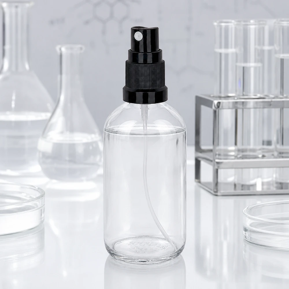 100 ml ClearLine-sprayflaska UT18/100 med svart munstycke bland laboratorieglasutrustningen