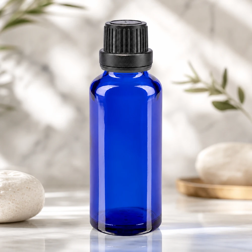 Apoteksflaska blå 30ml skruvkork svart manipuleringssäker förslutning Liten 30 ml apoteksflaska i koboltblått glas med barnsäker skruvkork i svart