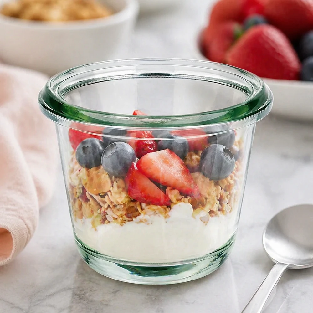 WECK Gourmetburk RR60 80ml som flingskål med yoghurtgranola och färska bär på köksbänken