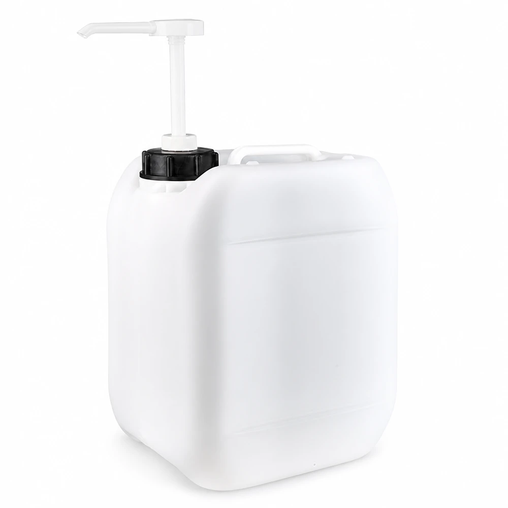 Dunk 5 liter med doseringspump Vit 5-liters plastdunk med vit doseringspump på ett svart skruvlock