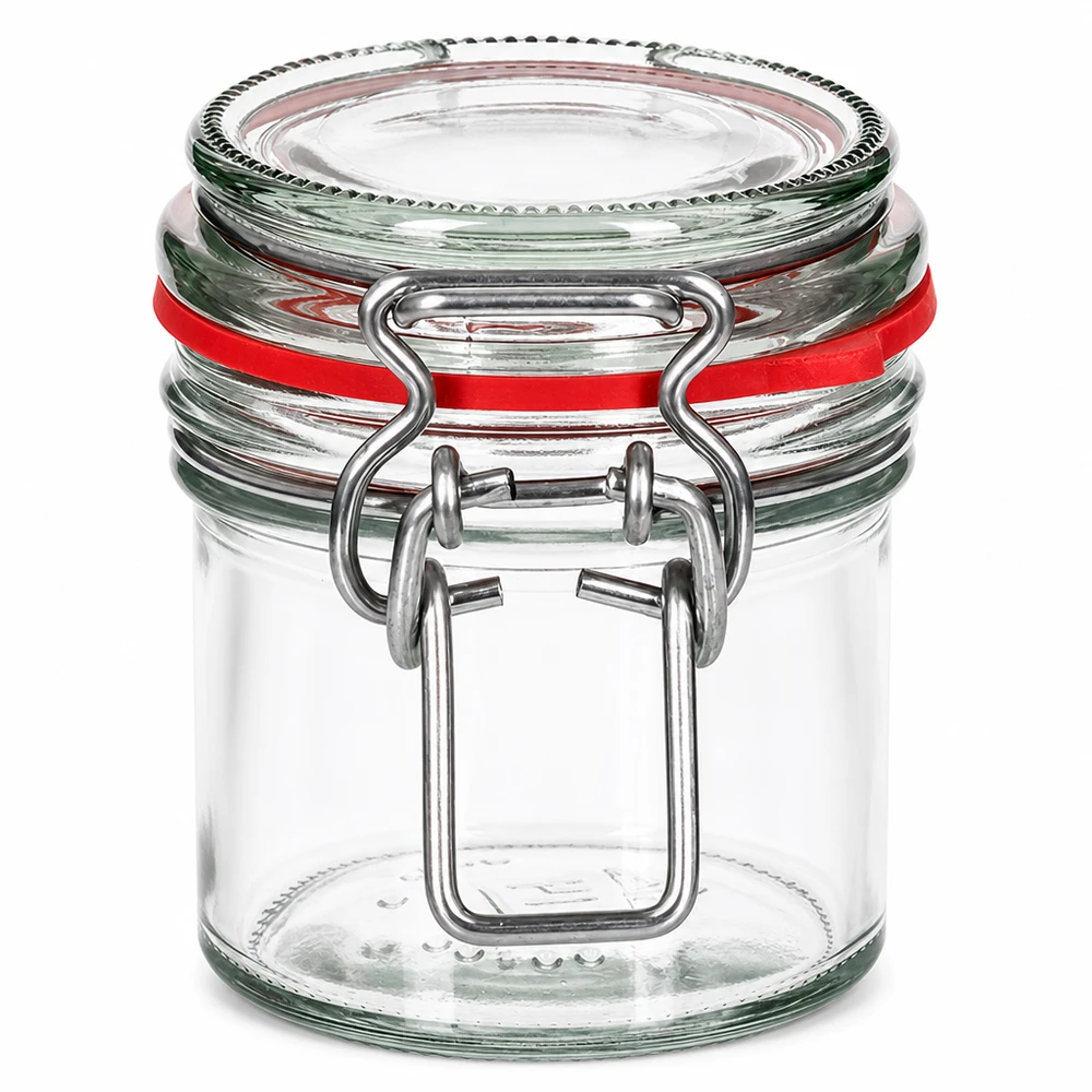 135 ml förvaringsburk av typ G med hänglås UN.. Tom 135 ml förvaringsburk med svängbar topp och röd gummitätning av transparent glas på en vit bakgrund