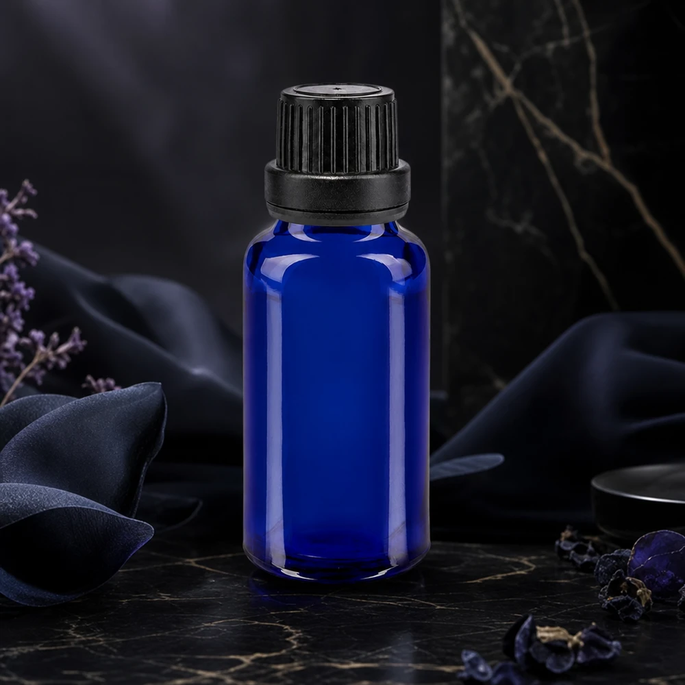 Apoteksflaska blå 20ml skruvlock svart tätningsinsats manipuleringssäker förslutning Koboltblå glasflaska på 20 ml med svart barnsäkerhetslock (11 mm) för läkemedel