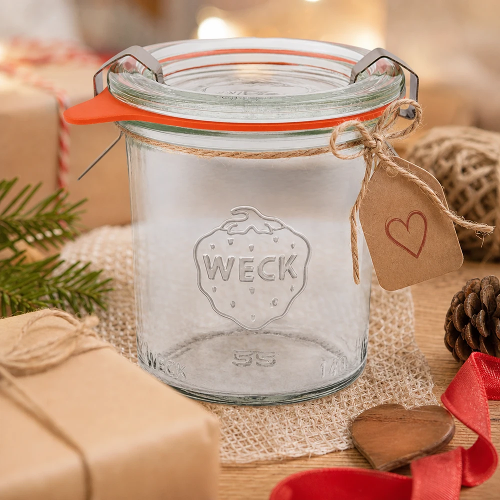 140ml Krossade glasögon komplett WECK RR60 WECK 140 ml RR60-tumblers som en presentidé dekorerad med ett hjärthänge och jutesnöre på ett träbord med kottar