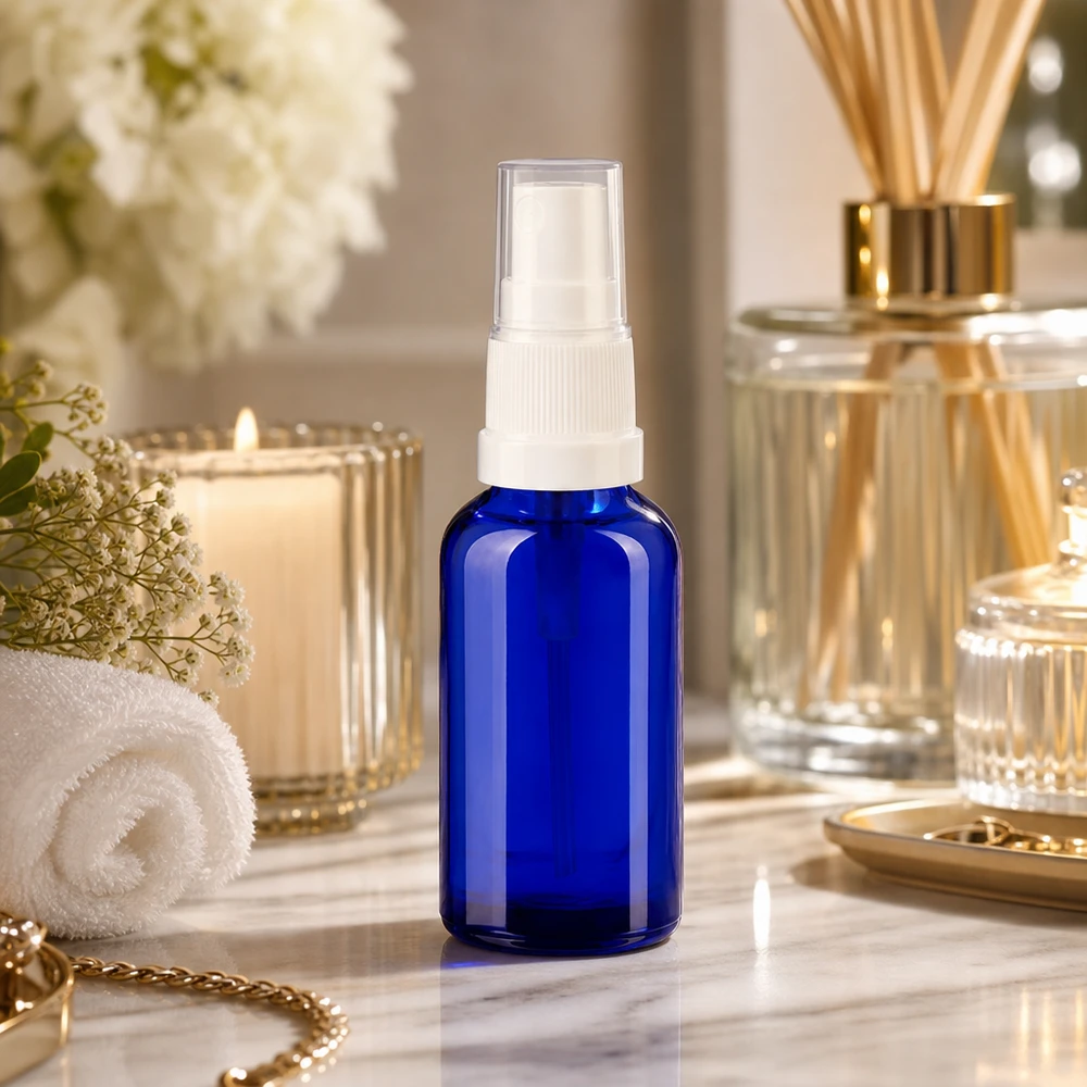 Elegant 30 ml sprayflaska i koboltblått med transparent sprayhuvud för skönhetsapplikationer