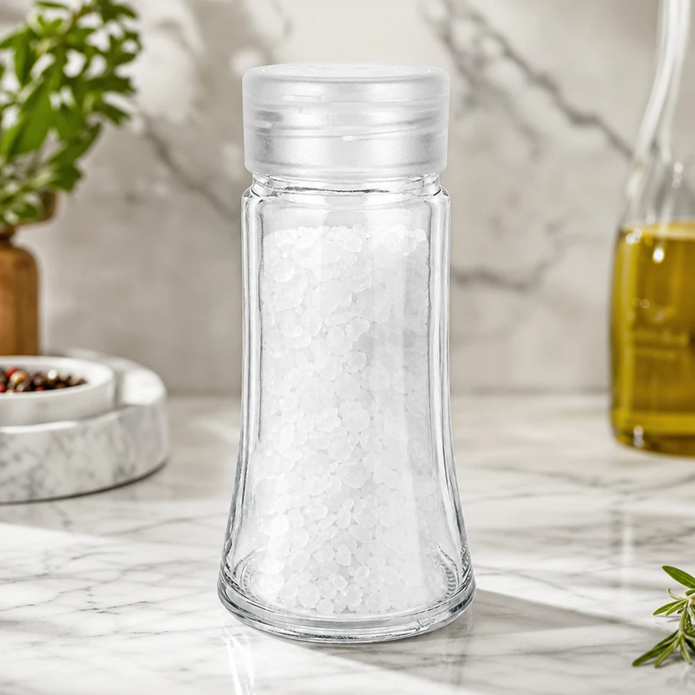 Salt- och kryddburk 95 ml med ströare, vit Glasströare på 95 ml fylld med grovt havssalt på en vit marmorarbetsbänk
