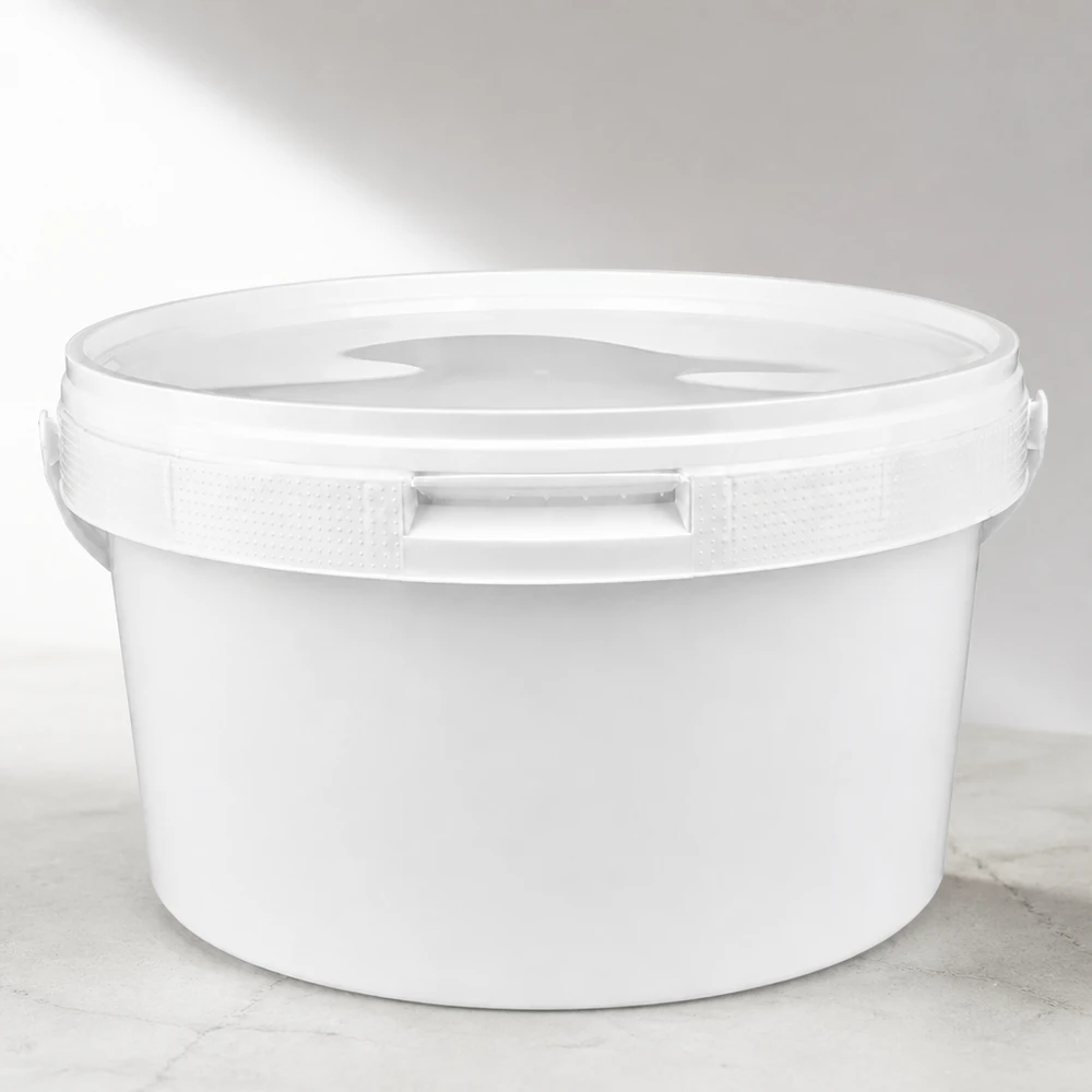 3,5-liters hink i vit polypropenplast med lock Stabil förvaringshink på 3,5 liter av vit PP-plast med säker klämlock